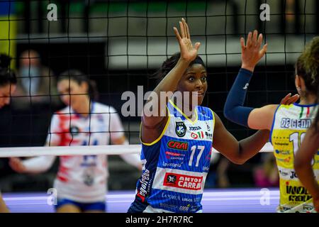 Treviso, Italia. 24 novembre 2021. Happiness od Myriam Sylla (Conegliano) durante A. Carraro Imoco Conegliano vs ZOK Ub Serbia, CEV Champions League Women volley match in Treviso, Italy, November 24 2021 Credit: Independent Photo Agency/Alamy Live News Foto Stock