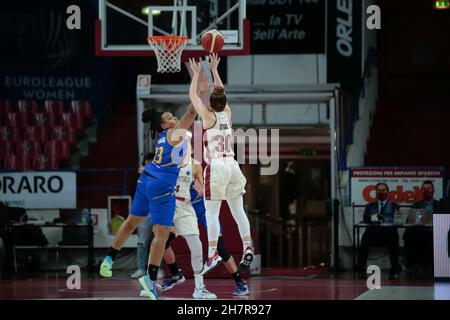 Venezia, Italia. 24 novembre 2021. Beatrice Attura (Umana Reyer Venezia) ed Elodie Naigre (BLMA Montpellier) durante l'Emana Reyer Venezia vs BLMA Montpellier, Basketball Eurolega Women Championship a Venezia, Italia, Novembre 24 2021 Credit: Independent Photo Agency/Alamy Live News Foto Stock