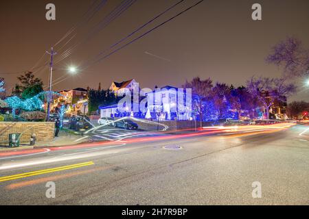 DYKER HEIGHTS, NY - 6 DICEMBRE 2018: Decorazione di Natale di una casa in Dyker Heights. È la più piccola area di case che sono decorate per Foto Stock