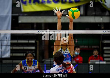 Treviso, Italia. 24 novembre 2021. Blocco di Hristina Vuchkova (Conegliano) durante A. Carraro Imoco Conegliano vs ZOK Ub Serbia, CEV Champions League Women volley match in Treviso, Italia, Novembre 24 2021 Credit: Independent Photo Agency/Alamy Live News Foto Stock