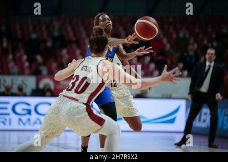 Venezia, Italia. 24 novembre 2021. Bintou Dieme-Marizy (BLMA Montpellier) durante l'Umana Reyer Venezia vs BLMA Montpellier, Basketball Eurolega Women Championship a Venezia, Italia, Novembre 24 2021 Credit: Independent Photo Agency/Alamy Live News Foto Stock