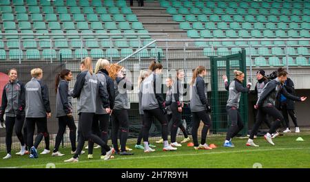 Zenica, Bosnia-Erzegovina, 24 novembre 2021. I giocatori della Danimarca si riscaldano durante la sessione di formazione femminile in Danimarca a Zenica. Novembre 24, 2021. Credit: Nikola Krstic/Alamy Foto Stock