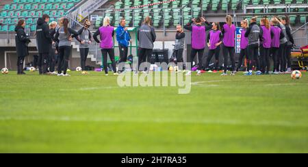 Zenica, Bosnia-Erzegovina, 24 novembre 2021. I giocatori della Danimarca si riscaldano durante la sessione di formazione femminile in Danimarca a Zenica. Novembre 24, 2021. Credit: Nikola Krstic/Alamy Foto Stock