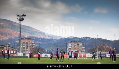 Zenica, Bosnia-Erzegovina, 24 novembre 2021. I giocatori della Danimarca si riscaldano durante la sessione di formazione femminile in Danimarca a Zenica. Novembre 24, 2021. Credit: Nikola Krstic/Alamy Foto Stock