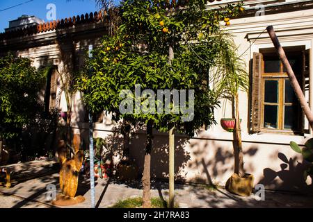 Atene, Grecia - 22 novembre 2021 edificio situato nel centro di Atene, una città emblematica e la capitale della Grecia Foto Stock