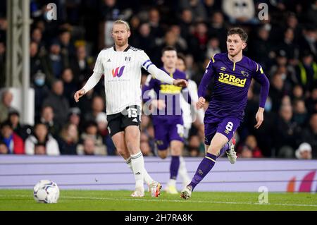 Il Tim di Fulham è in azione con Max Bird della Derby County durante la partita del campionato Sky Bet al Craven Cottage di Londra. Data foto: Mercoledì 24 novembre 2021. Foto Stock