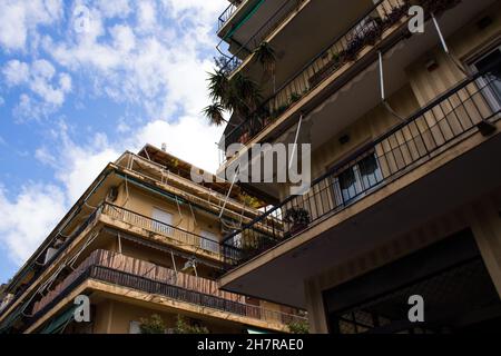 Atene, Grecia - 22 novembre 2021 edificio situato nel centro di Atene, una città emblematica e la capitale della Grecia Foto Stock