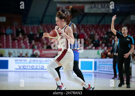 Venezia, Italia. 24 novembre 2021. Beatrice Attura (Umana Reyer Venezia) durante la stagione di Umana Reyer Venezia vs BLMA Montpellier, Basketball Eurolega Women Championship a Venezia, Italia, Novembre 24 2021 Credit: Independent Photo Agency/Alamy Live News Foto Stock