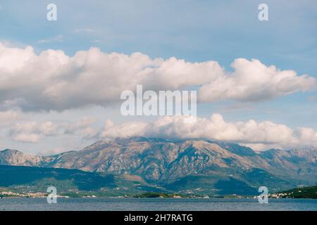 Monte Lovcen nelle nuvole. Vista dalla baia di Cattaro. Montenegro Foto Stock