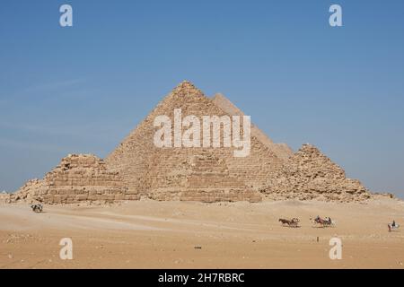 Grande Grande Piramide (Cheope) e la Piramide di Khafre dietro la Piramide di Menkaure e piramidi delle Regine a Giza Foto Stock
