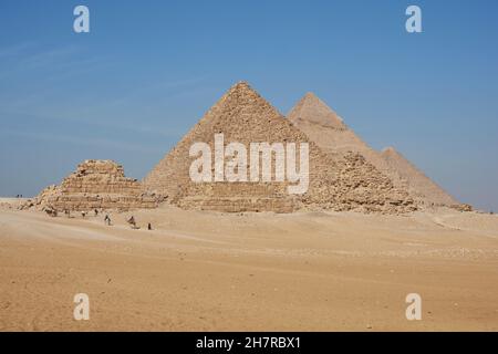 Il complesso piramidale di Giza, chiamato anche la necropoli di Giza sull'altopiano di Giza in Egitto, tra cui la Grande Piramide di Giza, la Piramide di KH Foto Stock