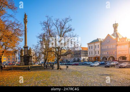 LITOMERICE, REPUBBLICA CECA - 28 OTTOBRE 2021: Piazza della Pace, Repubblica Ceca: Mirove namesti, a Litomerice il giorno d'autunno soleggiato. Repubblica Ceca Foto Stock