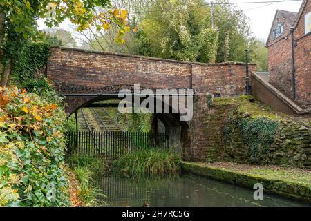 The Great Hay Incline (Hay Hanged Plane) a Coalport, Ironbridge Gorge, Shropshire, Regno Unito. Ha sollevato barche tra i canali usando il vapore e la gravità. Foto Stock