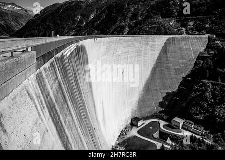 Enorme diga in calcestruzzo di apline nella soleggiata giornata estiva Foto Stock