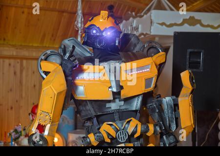 Azerbaigian Baku .26.11.2020 . La replica del robot Bumblebee fatto da ferro parte di un'esposizione dell'automobile a Thung Bua Chom mercato galleggiante .Yellow robot Tran Foto Stock