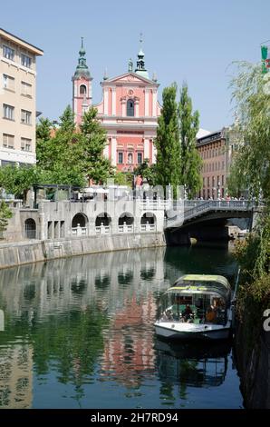 Barca turistica Fiume Lubiana e Chiesa Francescana Lubiana Slovenia Foto Stock