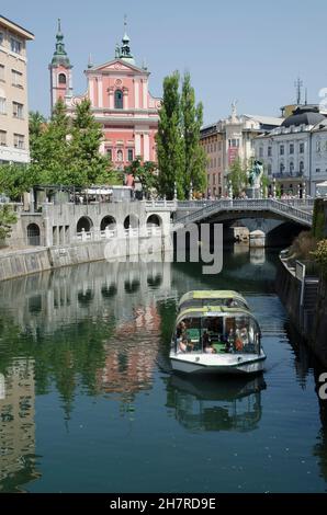 Barca turistica Fiume Lubiana e Chiesa Francescana Lubiana Slovenia Foto Stock