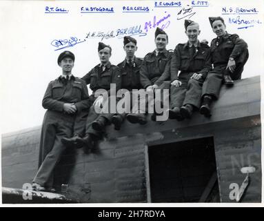 514 equipaggio di Squadron RAF con il bombardiere Avro Lancaster. Waterbeach, Cambridgeshire. Marzo - Luglio 1945. L'equipaggio ha firmato i loro nomi sulla fotografia. L'equipaggio ha razziato la Germania nel marzo - aprile 1945. Nel maggio 1945 hanno rimpatriato i POW alleati e hanno anche partecipato all'operazione Manna Food Drops all'Aia, Olanda. Foto Stock