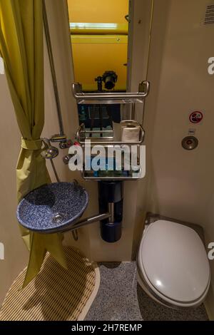 Camera singola deluxe in notturna da Humenne a Praga con servizi igienici e doccia Foto Stock