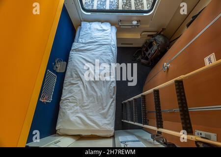 Camera singola deluxe in notturna da Humenne a Praga con servizi igienici e doccia Foto Stock
