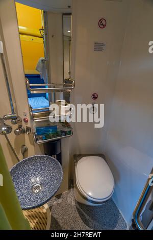 Camera singola deluxe in notturna da Humenne a Praga con servizi igienici e doccia Foto Stock