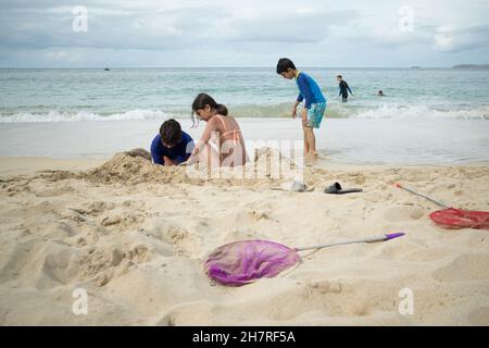 i bambini giocano sulla spiaggia di sabbia Foto Stock