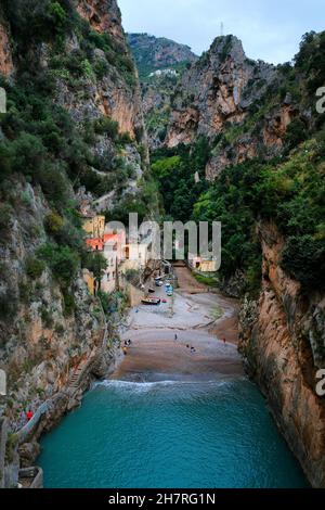 Spiaggia di Fiordo di Furore (Fiordo di Furore) vista dal ponte, un insolito luogo nascosto nella provincia di Salerno , Campania, Italia Foto Stock