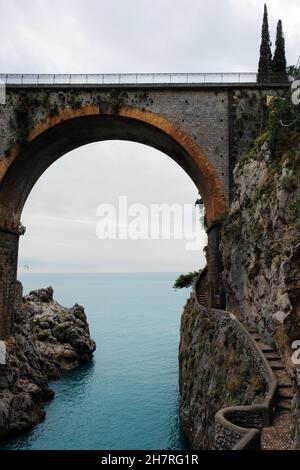 Ponte di Fiordo di Furore e Mediterraneo (Fiordo di Furore), un bellissimo luogo nascosto in provincia di Salerno, Costiera Amalfitana, Italia Foto Stock