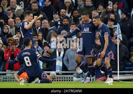 Kylian Mbappe di Parigi Saint-Germain (seconda a destra) festeggia con i compagni di squadra dopo aver segnato il primo goal della partita durante la UEFA Champions League, Group A Match all'Etihad Stadium di Manchester. Data foto: Mercoledì 24 novembre 2021. Foto Stock