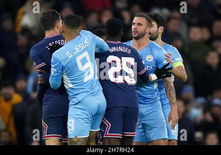 Il Kyle Walker di Manchester City (a destra) si piazza fino al Leandro Paredes di Parigi Saint-Germain (a sinistra) durante la UEFA Champions League, partita di gruppo A all'Etihad Stadium di Manchester. Data foto: Mercoledì 24 novembre 2021. Foto Stock