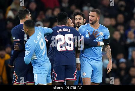 Il Kyle Walker di Manchester City (a destra) si piazza fino al Leandro Paredes di Parigi Saint-Germain (a sinistra) durante la UEFA Champions League, partita di gruppo A all'Etihad Stadium di Manchester. Data foto: Mercoledì 24 novembre 2021. Foto Stock