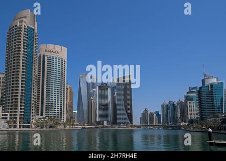 Alti edifici di uffici sul lungomare Dubai Marina UAE 3 Foto Stock