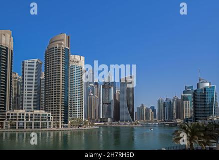 Alti edifici di uffici sul lungomare Dubai Marina UAE 4 Foto Stock