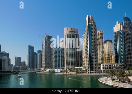 Alti uffici sul lungomare e appartamenti Dubai Marina UAE Foto Stock