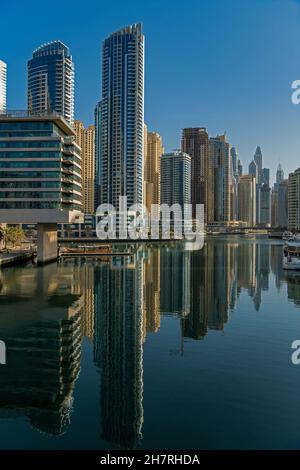 Reflections alti edifici per uffici Marina District Dubai Emirati Arabi Uniti Foto Stock