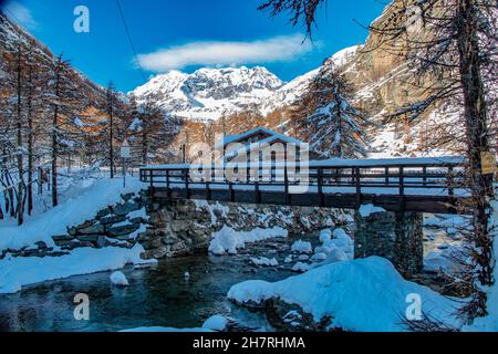 Ceresole reale, Parco Nazionale del Gran Paradiso, chalet tipico e scenario innevato, Piedmonte, Italia Foto Stock