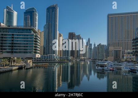 Alti edifici di uffici sul lungomare Dubai Marina UAE 5 Foto Stock