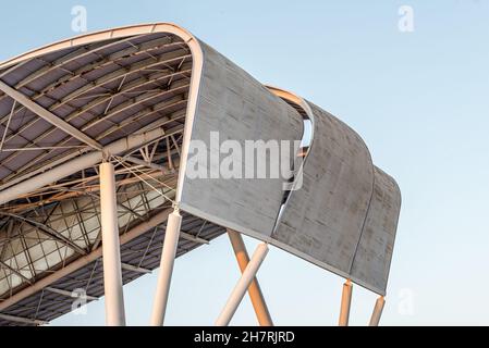 Dettaglio architettonico del tetto di metallo bianco riparo aperto su piloni contro cielo blu chiaro Foto Stock