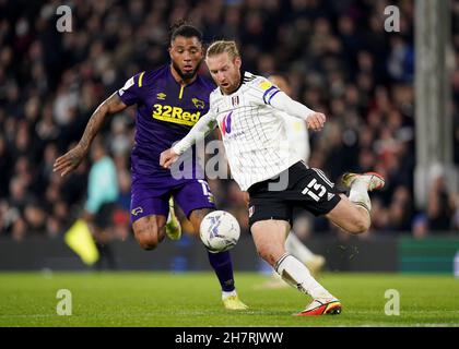 Tim di Fulham è in azione con Colin Kazim-Richards della Derby County durante la partita del campionato Sky Bet al Craven Cottage di Londra. Data foto: Mercoledì 24 novembre 2021. Foto Stock