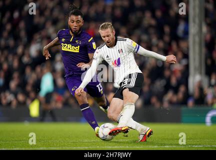 Tim di Fulham è in azione con Colin Kazim-Richards della Derby County durante la partita del campionato Sky Bet al Craven Cottage di Londra. Data foto: Mercoledì 24 novembre 2021. Foto Stock