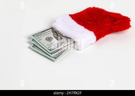 Regalo in contanti di 100 fatture del dollaro in scorta di Natale. Tassa regalo, donazione benefica e regalo vacanza concetto. Foto Stock