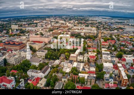 Bella vista aerea di Charleston con edifici densi sotto un cielo nuvoloso nel South Carolina Foto Stock