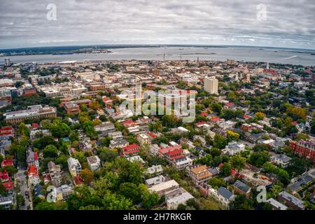 Bella vista aerea di Charleston con edifici densi sotto un cielo nuvoloso nel South Carolina Foto Stock