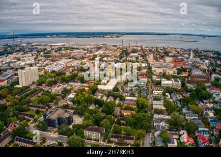 Bella vista aerea di Charleston con edifici densi sotto un cielo nuvoloso nel South Carolina Foto Stock