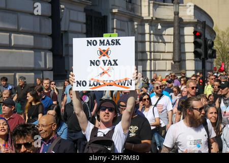 L'uomo ha un cartello con la scritta "No Mask, No Vax, No Lockdown" Foto Stock