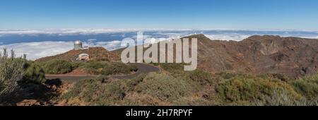 LA PALMA, ISOLE CANARIE, SPAGNA - 08 NOVEMBRE 2021. Grandi telescopi al picco più alto di la Palma, Isole Cary Foto Stock