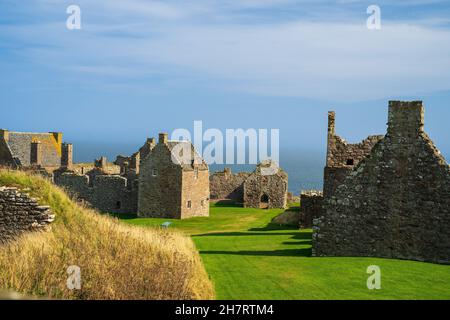 Castello di Dunnottar attraverso Old Hall baia vicino a Stonehaven, Aberdeenshire, Scotland, Regno Unito, Europa Foto Stock