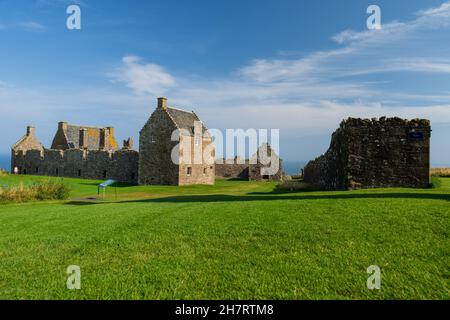 Castello di Dunnottar attraverso Old Hall baia vicino a Stonehaven, Aberdeenshire, Scotland, Regno Unito, Europa Foto Stock