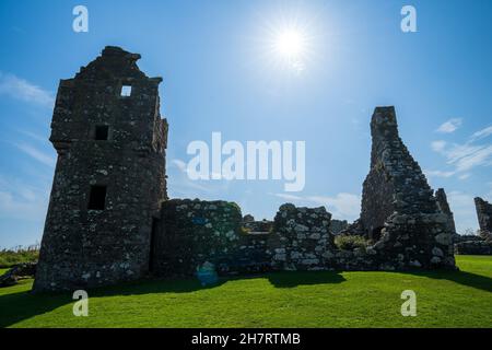 Castello di Dunnottar attraverso Old Hall baia vicino a Stonehaven, Aberdeenshire, Scotland, Regno Unito, Europa Foto Stock