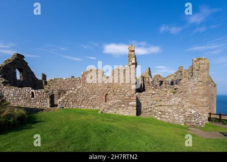 Castello di Dunnottar attraverso Old Hall baia vicino a Stonehaven, Aberdeenshire, Scotland, Regno Unito, Europa Foto Stock